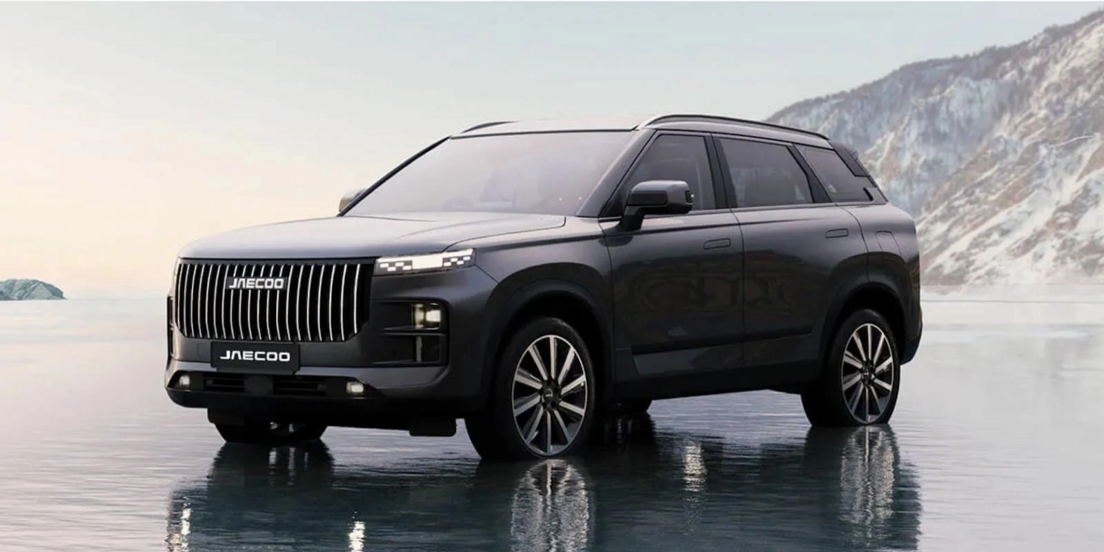 Jaecoo auto na pláži designová fotka pro prezentaci doplňků do auta Jaecoo