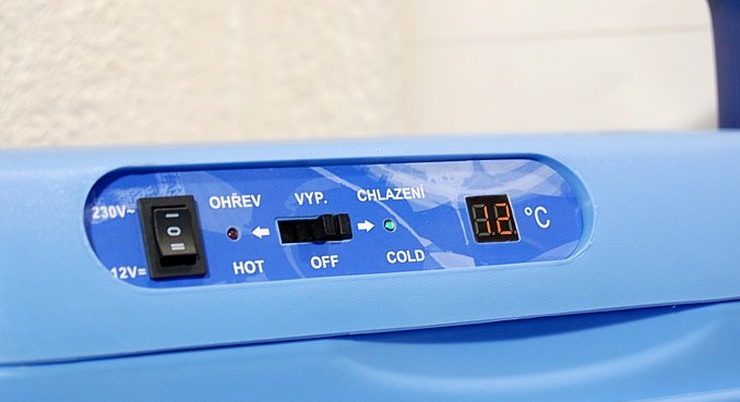 Autolednička chladící i ohřívá, objem 25L světelný ukazatel °C na 12V i 220V