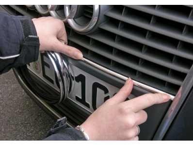 Chromová samolepicí lišta boční ohebná, délka 15 metrů x 14 mm